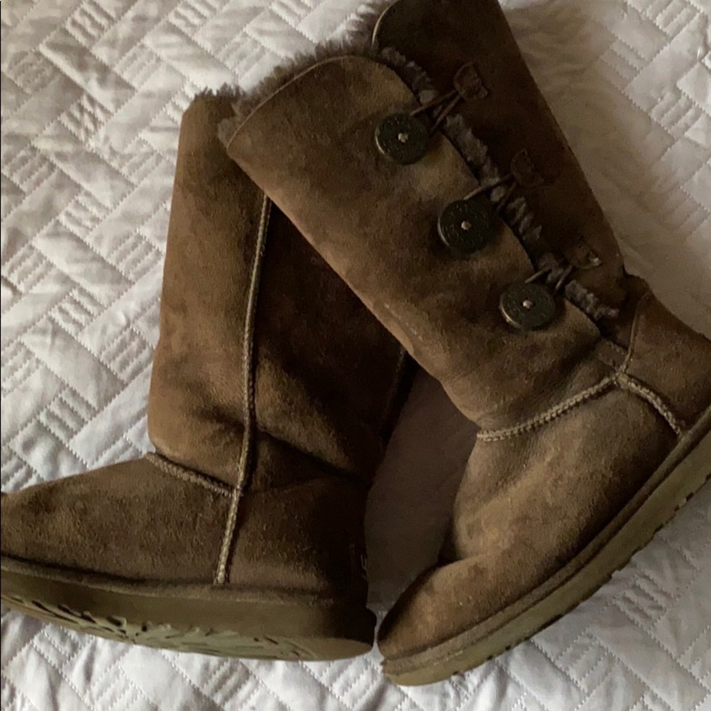 Brown UGGS: 3 Bailey Buttons